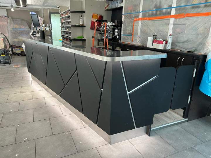 Mobilier d'intérieur unique : tables, escaliers, verrières